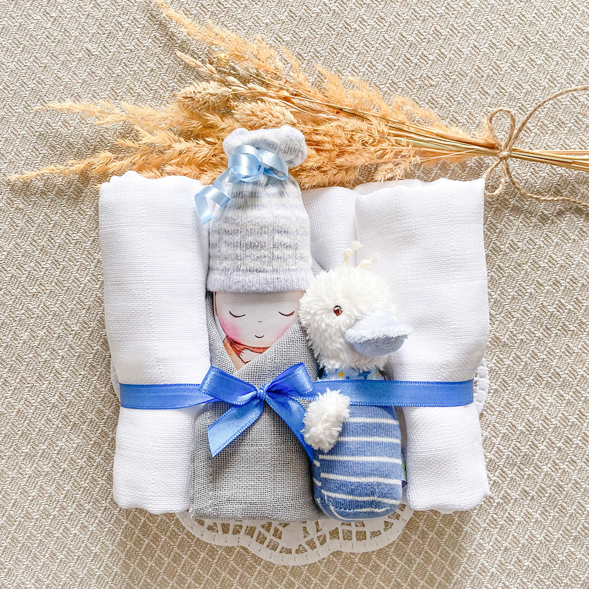 moments Windelbaby mit Minirassel Gans blau zur Geburt