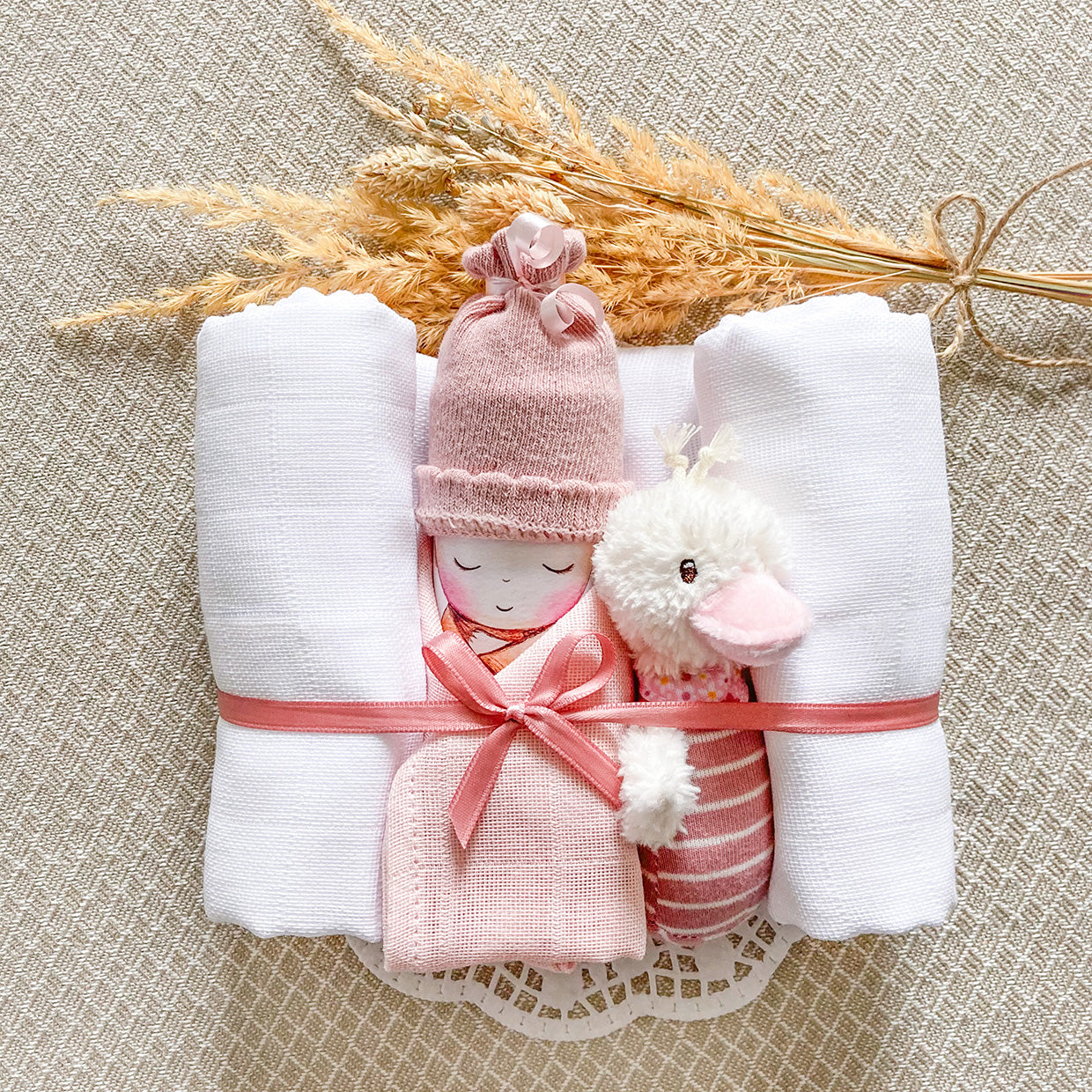 moments Windelbaby mit Minirassel Gans rosa zur Geburt