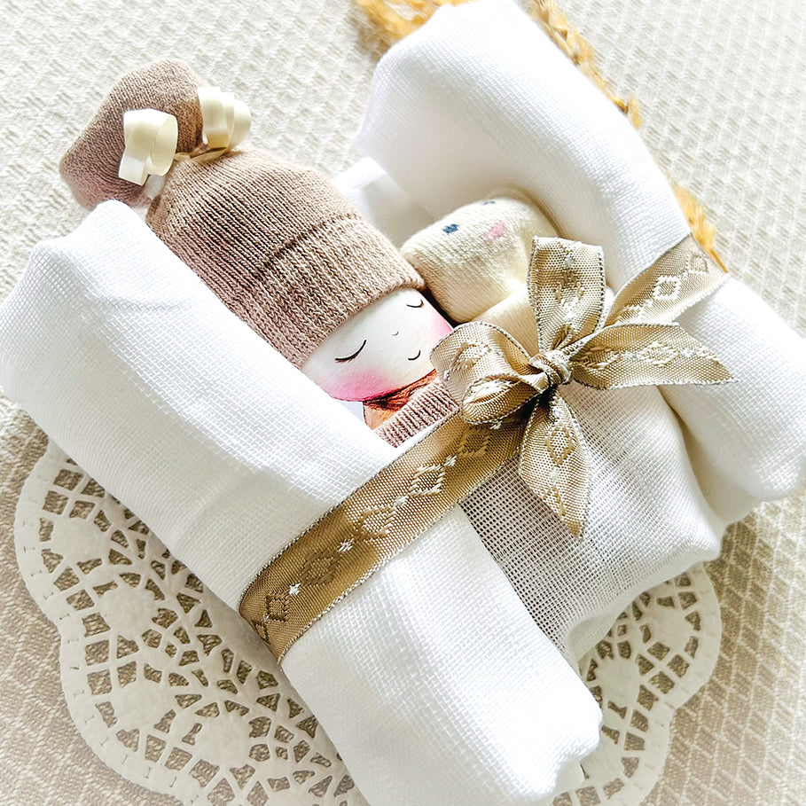 Windelbaby mocca zur Geburt – personalisierbares Geschenk